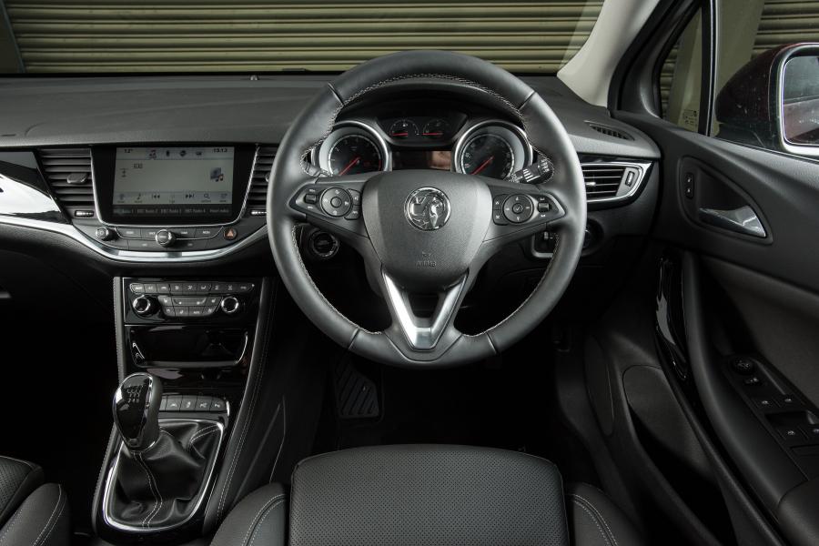 Панель приборов Vauxhall Astra Turbo Ultimate 2018 года  (фото 11 из 14)